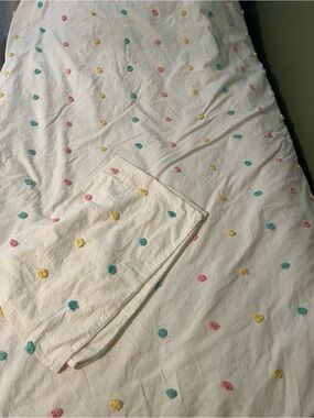 White comforter with Pink, Yellow, and Teal Dot Tufts